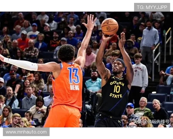 勇士与雷霆精彩对决回放分析赛场亮点与球员表现全景回顾